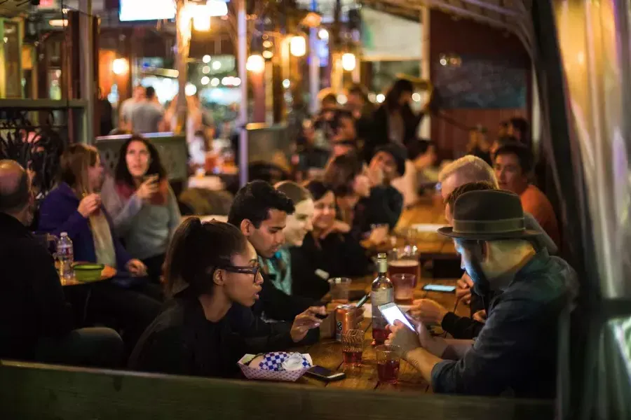 People eating in a crowded dining area in SoMa. 加州贝博体彩app.