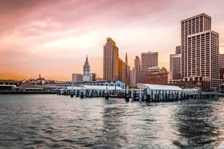 Il Ferry Building al tramonto dalla baia.